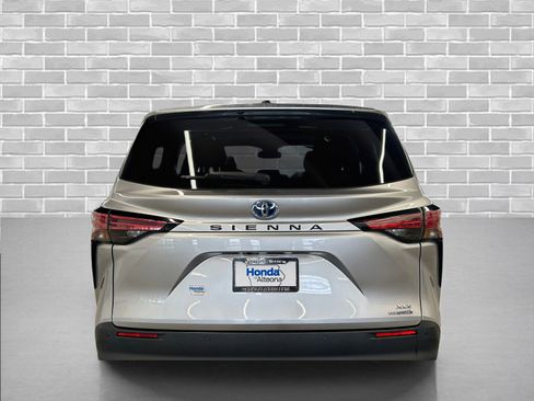 Used 2022 Toyota Sienna XLE image 4