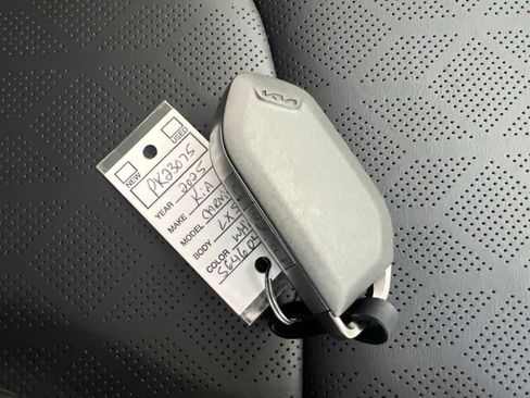 Certified 2025 Kia Carnival FWD image 23