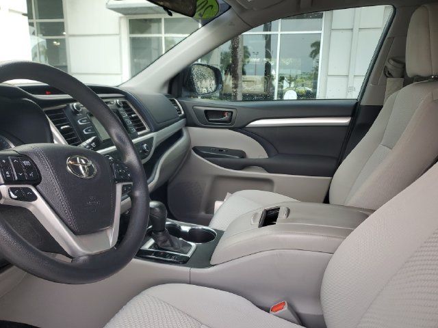 Used 2019 Toyota Highlander LE FWD image 23