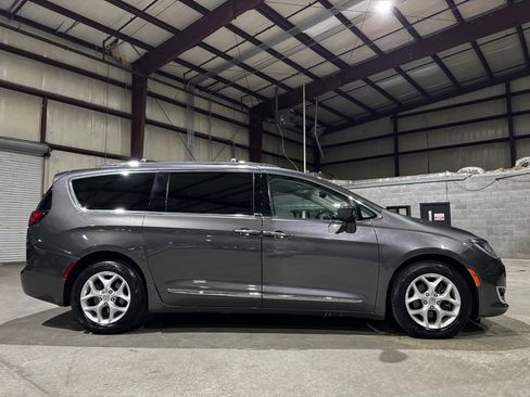 Used 2017 Chrysler Pacifica Touring-L Plus w/ Advanced Safetytec Group image 4