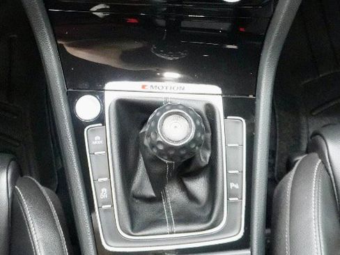 Used 2016 Volkswagen Golf R 4-Door image 19