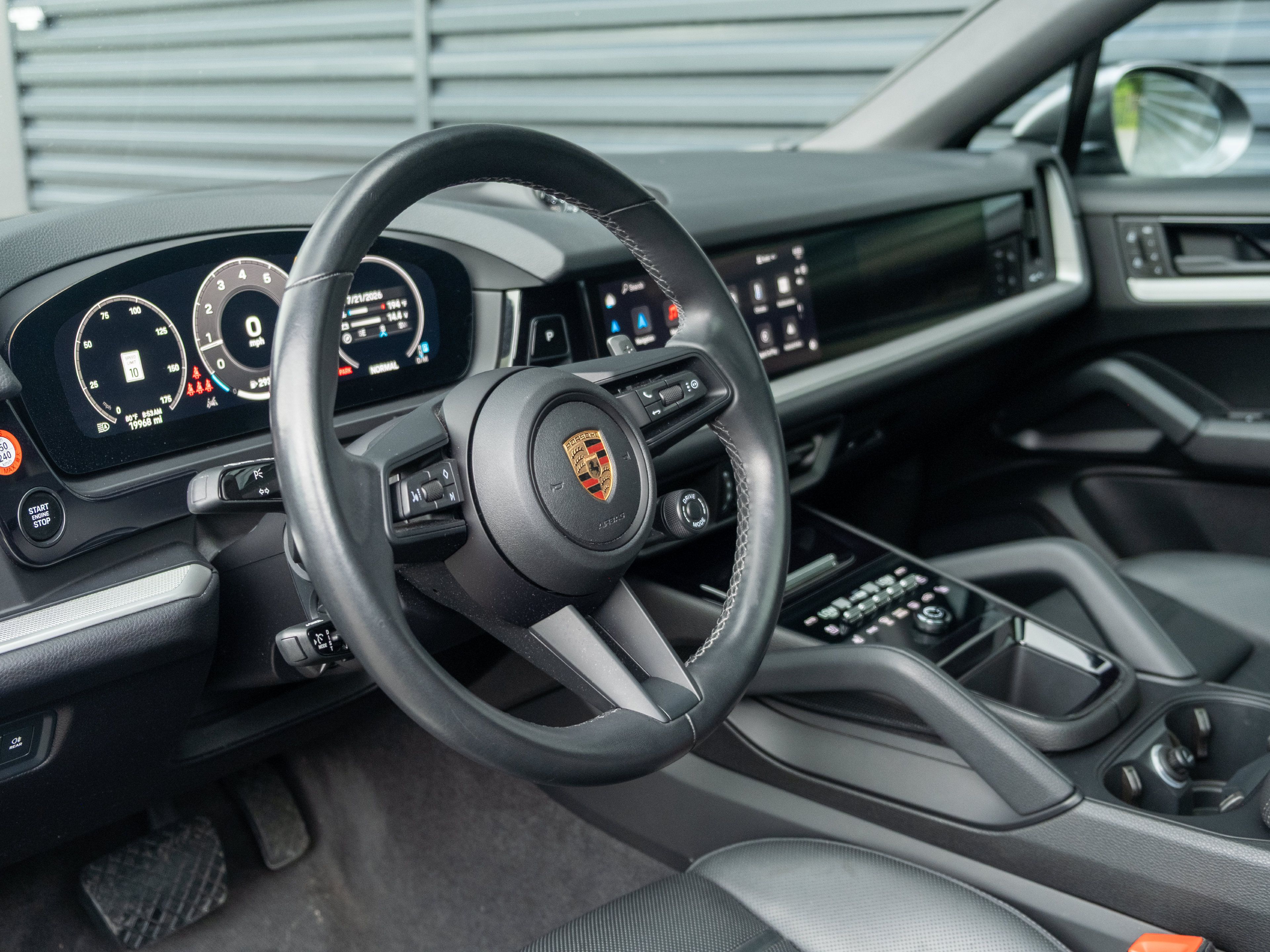 Used 2024 Porsche Cayenne Coupe AWD/4WD image 4