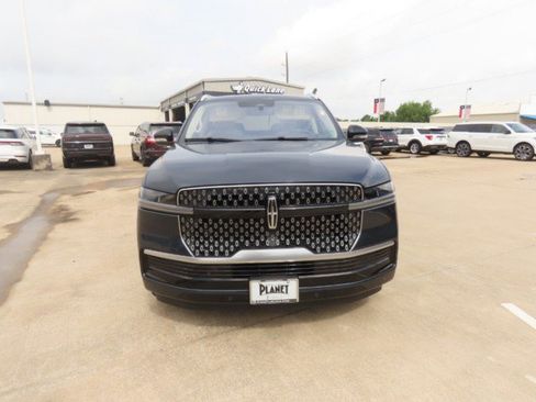 Used 2025 Lincoln Navigator Reserve AWD/4WD image 4