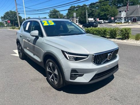 Used 2025 Volvo XC40 B5 Plus AWD/4WD image 6