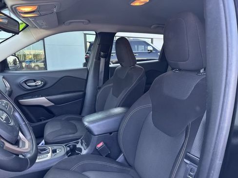Used 2017 Jeep Cherokee Latitude w/ Safety/Convenience Group FWD image 10