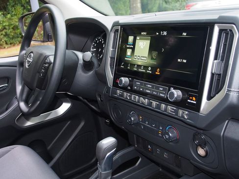 Used 2026 Nissan Frontier SV image 9