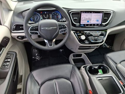 Used 2023 Chrysler Pacifica Touring-L FWD image 13