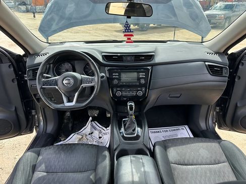 Used 2017 Nissan Rogue SV image 16