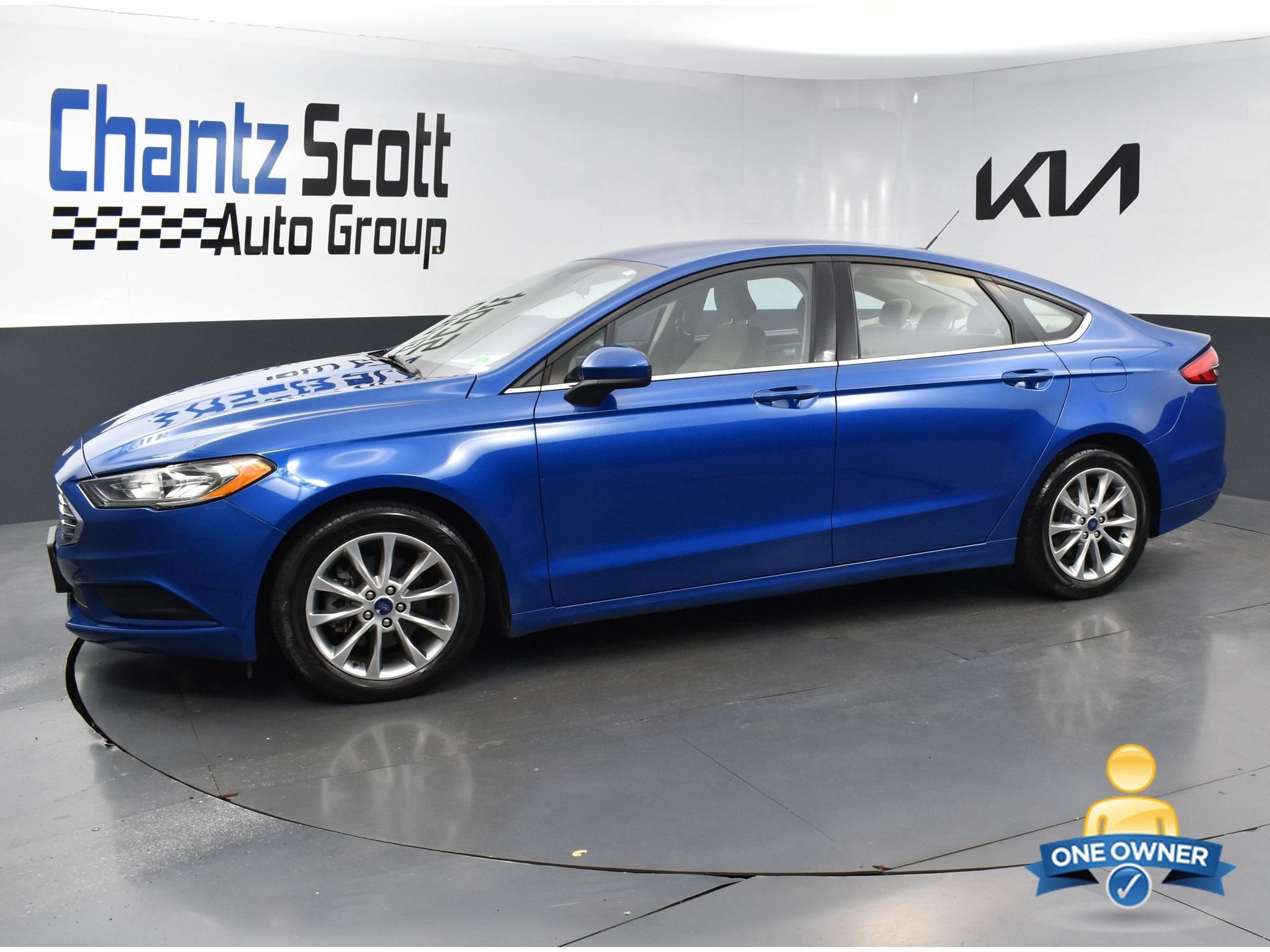 Used 2017 Ford Fusion SE w/ Fusion SE Technology Package FWD image 2