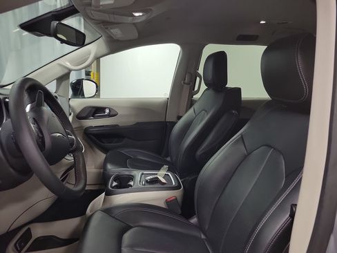 Used 2024 Chrysler Pacifica Touring-L FWD image 12