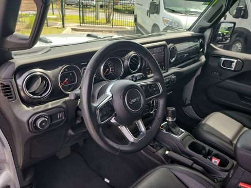 Used 2023 Jeep Wrangler Unlimited Sahara AWD/4WD image 18
