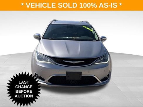 Used 2017 Chrysler Pacifica Limited w/ UConnect Theater Package FWD image 10