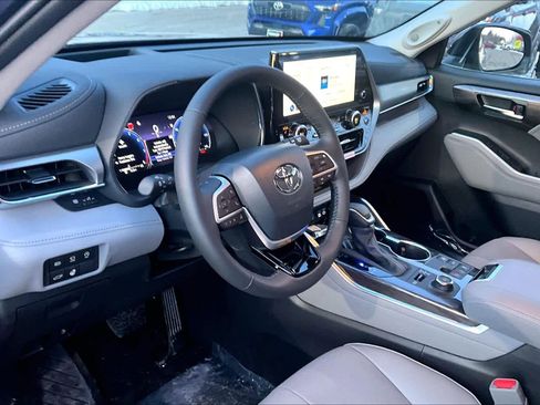 New 2026 Toyota Highlander Platinum image 8
