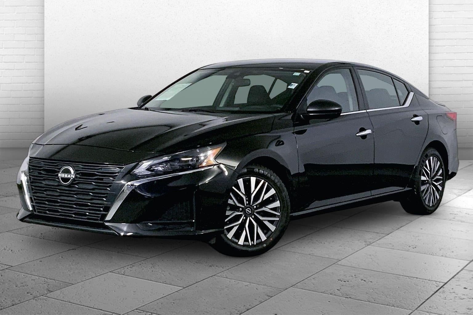 Used 2025 Nissan Altima 2.5 SV FWD image 12