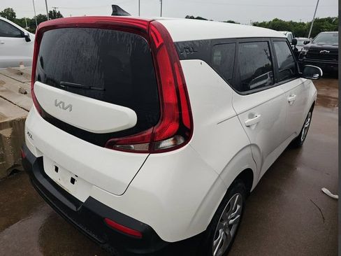 Used 2022 Kia Soul LX FWD image 3