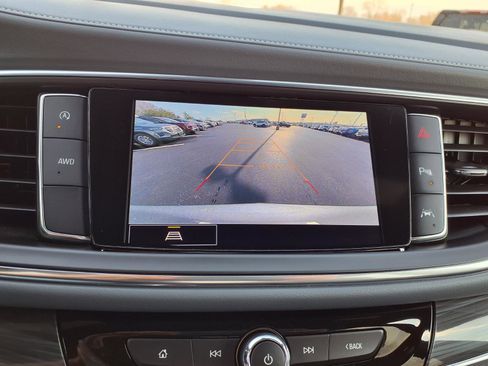 Used 2024 Buick Enclave Essence image 4