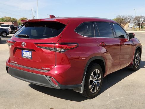 Used 2022 Toyota Highlander XLE AWD/4WD image 3