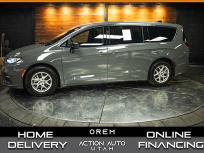 Used 2025 Chrysler Pacifica Select