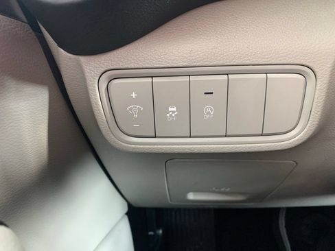 Used 2025 Kia Soul LX w/ LX Technology Package FWD image 8
