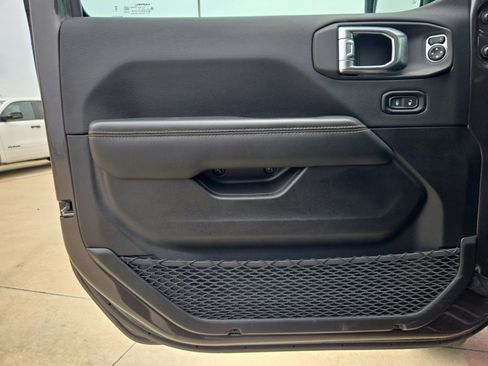 Used 2025 Jeep Wrangler Unlimited Sahara w/ Safety Group AWD/4WD image 19