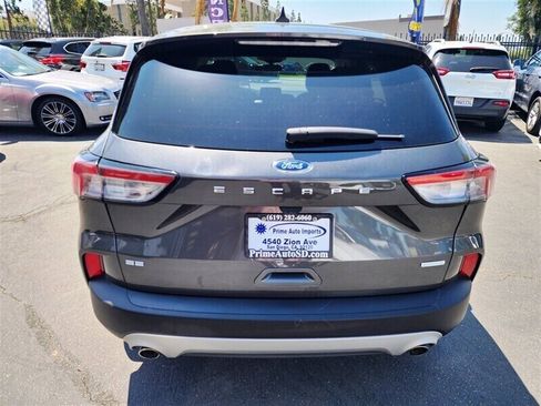 Used 2020 Ford Escape SE image 3