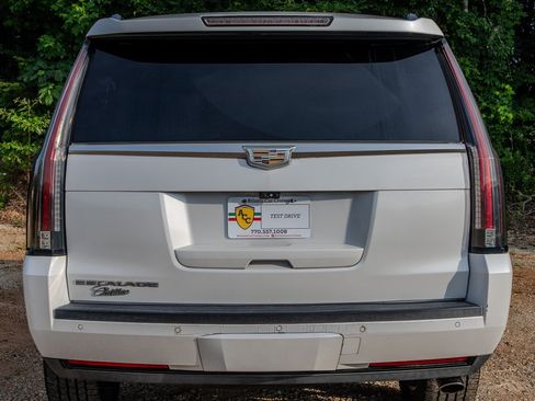 Used 2017 Cadillac Escalade Luxury RWD image 4