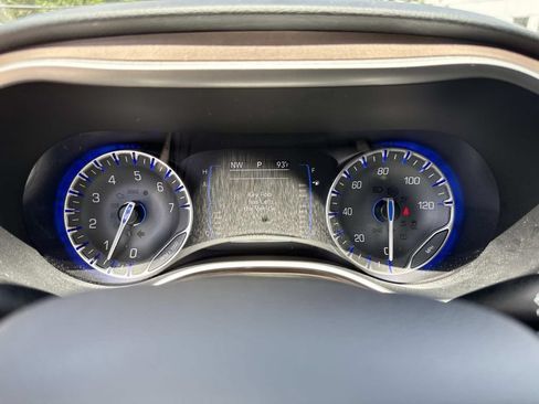 Used 2018 Chrysler Pacifica Touring-L w/ Tire & Wheel Group FWD image 36