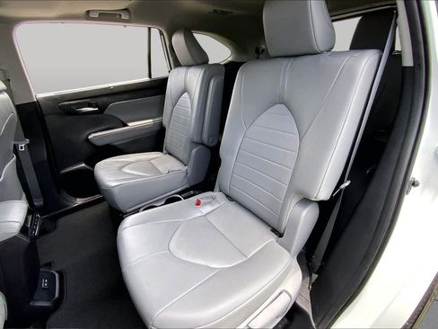 Used 2022 Toyota Highlander XLE FWD image 20