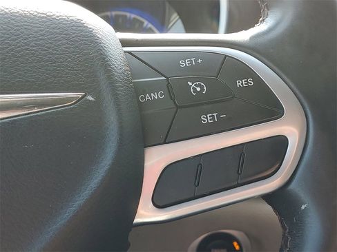 Used 2017 Chrysler Pacifica Touring-L image 20