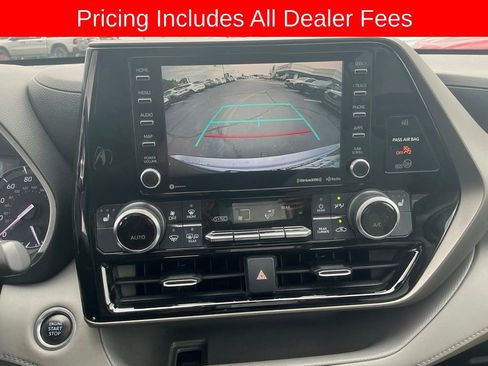 Used 2020 Toyota Highlander XLE FWD image 17