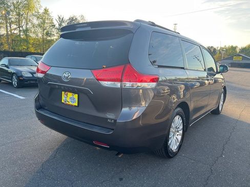 Used 2013 Toyota Sienna XLE image 4