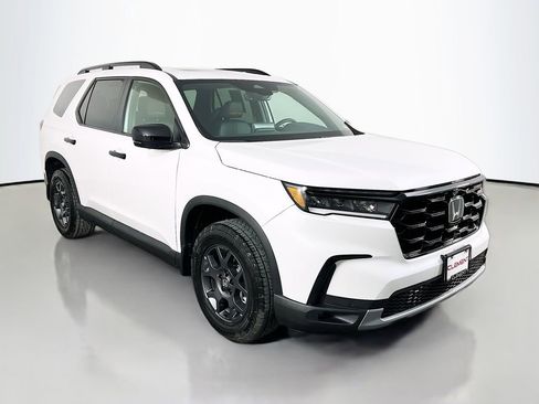 Used 2025 Honda Pilot TrailSport image 4