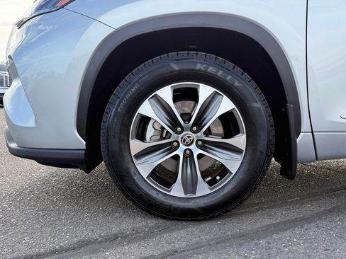 Used 2021 Toyota Highlander XLE image 9
