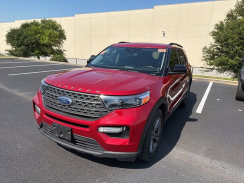 Used 2024 Ford Explorer XLT w/ Equipment Group 202A RWD image 16