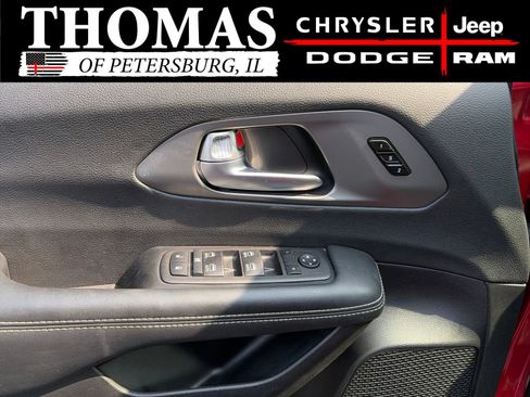 Used 2025 Chrysler Pacifica Select FWD image 11