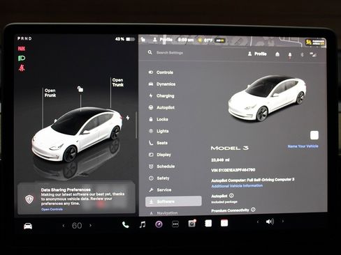 Used 2023 Tesla Model 3 Standard Range image 16