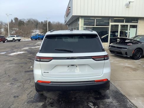 New 2026 Jeep Grand Cherokee Altitude image 5