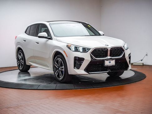 Certified 2025 BMW X2 xDrive28i AWD/4WD image 3