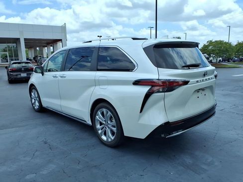 Used 2022 Toyota Sienna Platinum FWD image 5