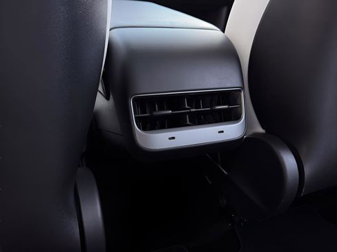 Used 2021 Tesla Model Y Long Range image 22