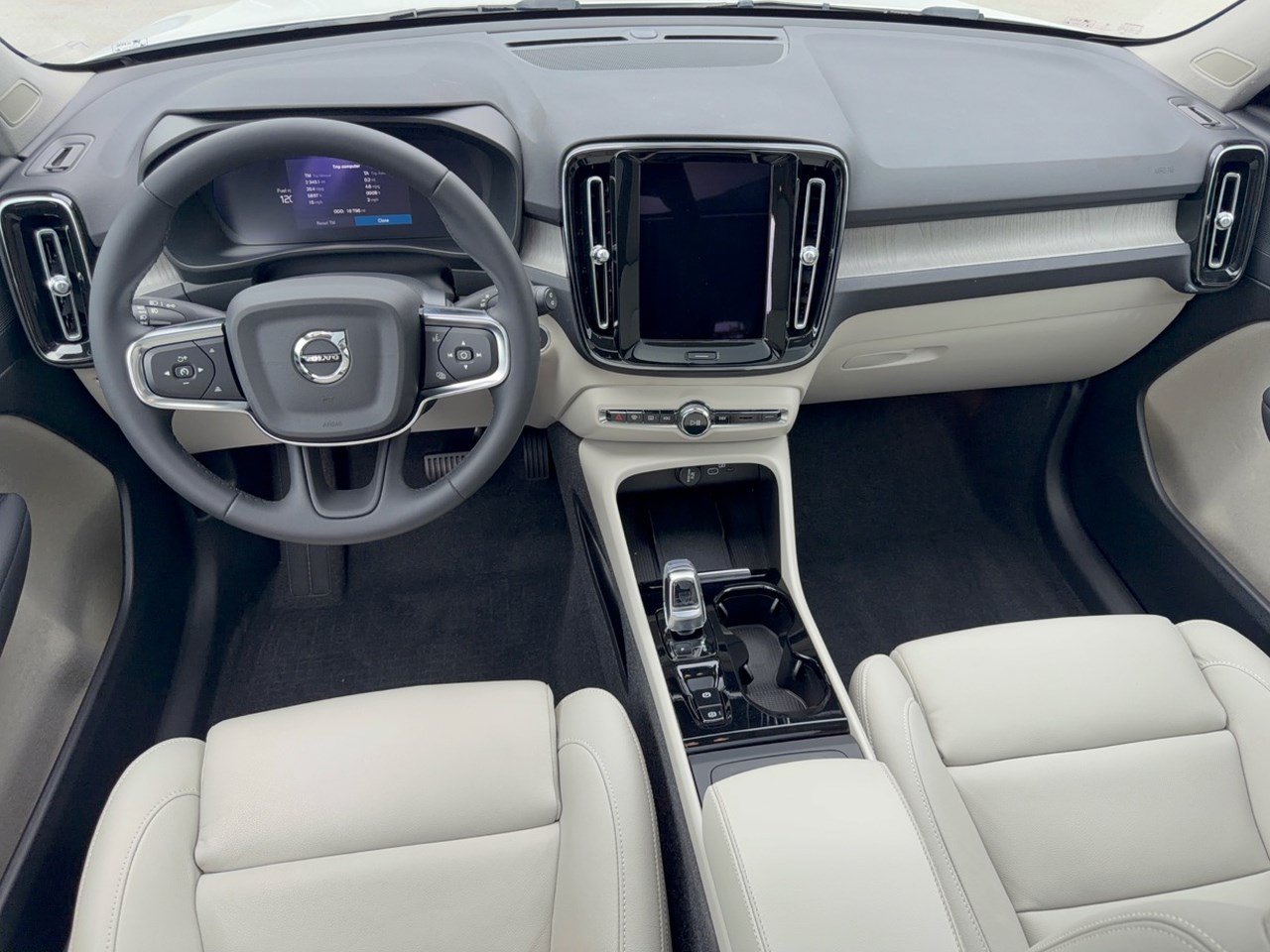 Used 2024 Volvo XC40 B5 Plus w/ Protection Package Premier AWD/4WD image 17