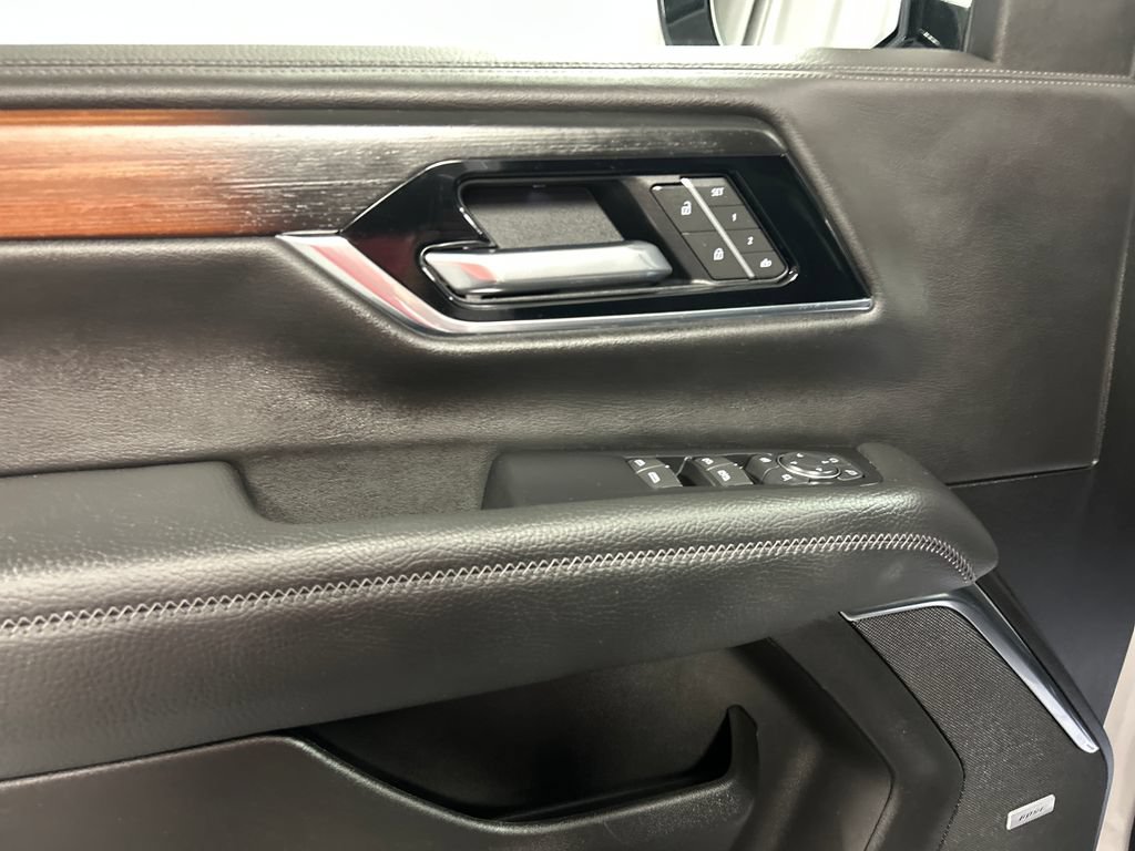 Used 2025 GMC Yukon XL Denali AWD/4WD image 14