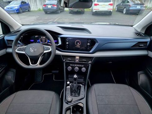 Used 2023 Volkswagen Taos SE w/ Panoramic Sunroof Package image 9