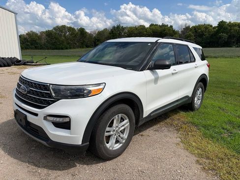 Used 2020 Ford Explorer XLT w/ Equipment Group 202A AWD/4WD image 2