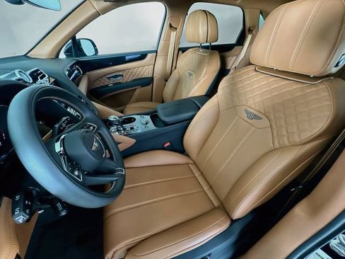Used 2021 Bentley Bentayga AWD/4WD image 21
