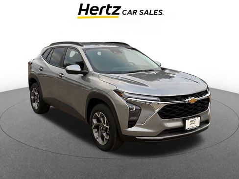 Used 2025 Chevrolet Trax LT image 1