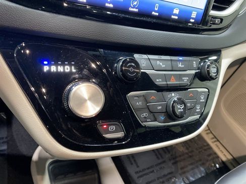 Used 2024 Chrysler Pacifica Touring-L image 20