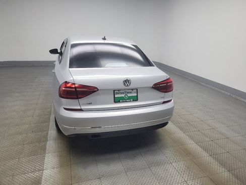 Used 2018 Volkswagen Passat 2.0T R-Line FWD image 6