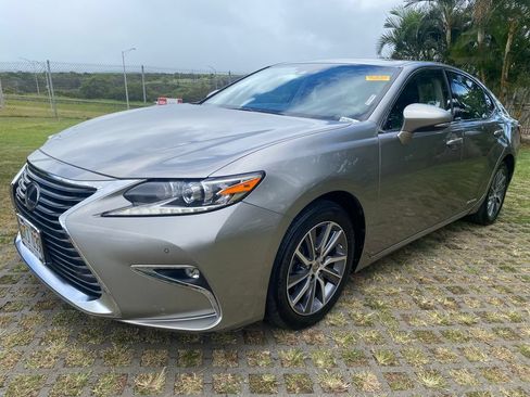 Used 2016 Lexus ES 300h FWD image 3