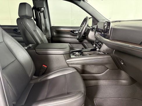 Used 2025 Chevrolet Suburban Z71 AWD/4WD image 14